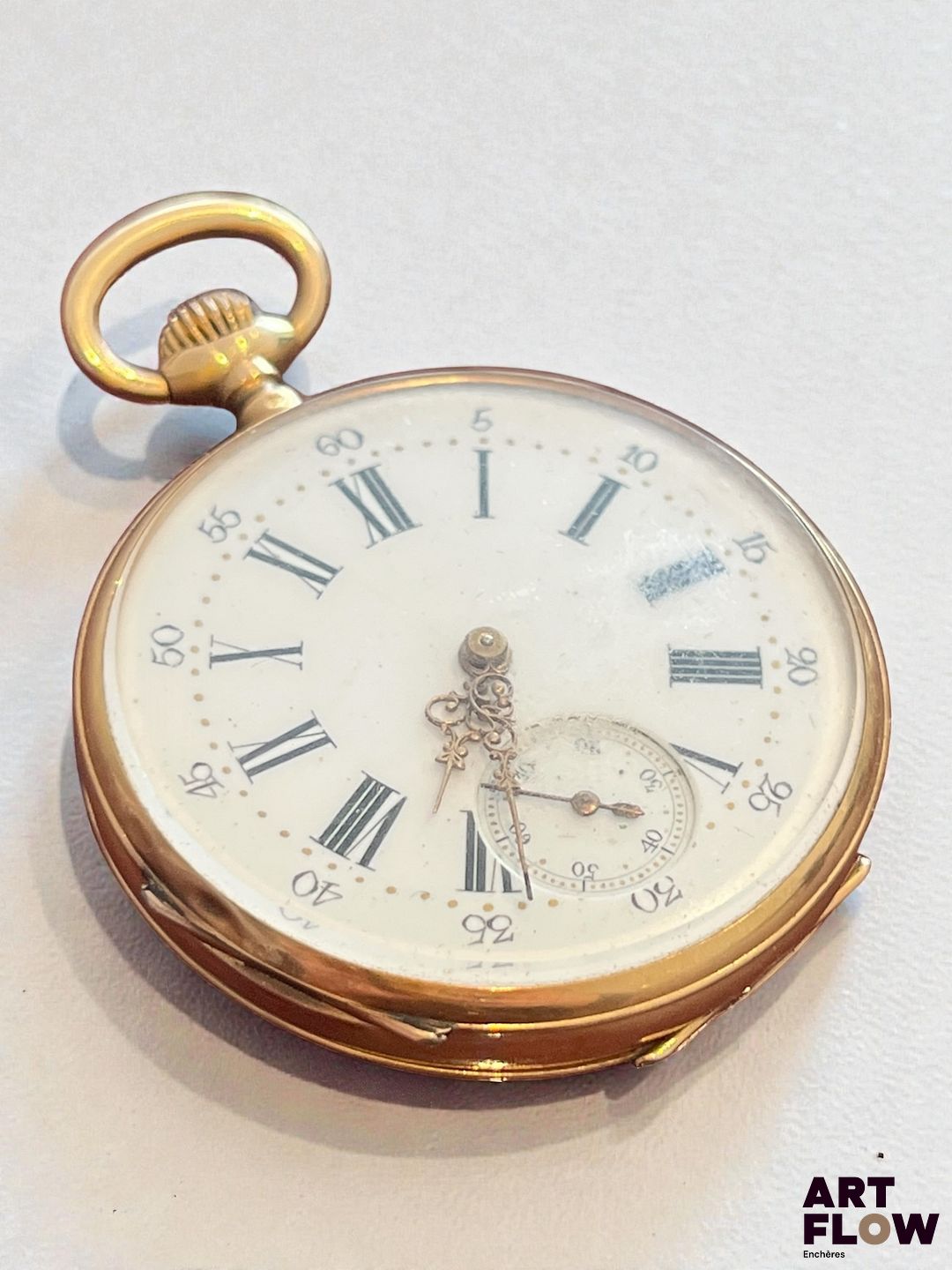 Montre gousset en or jaune 18 K (750 millièmes), cadran émaillé blanc à chiffres romains et arabes peints, dos guilloché Poinçons tête de cheval. Diam. 45 mm environ Poids brut : 53,54 g Déformations, contre boitier détaché