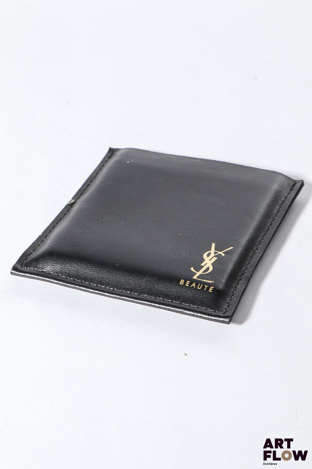 Yves Saint Laurent beauty miroir Dimensions : 7 x 7 cm Dans son étui en cuir d'origine
