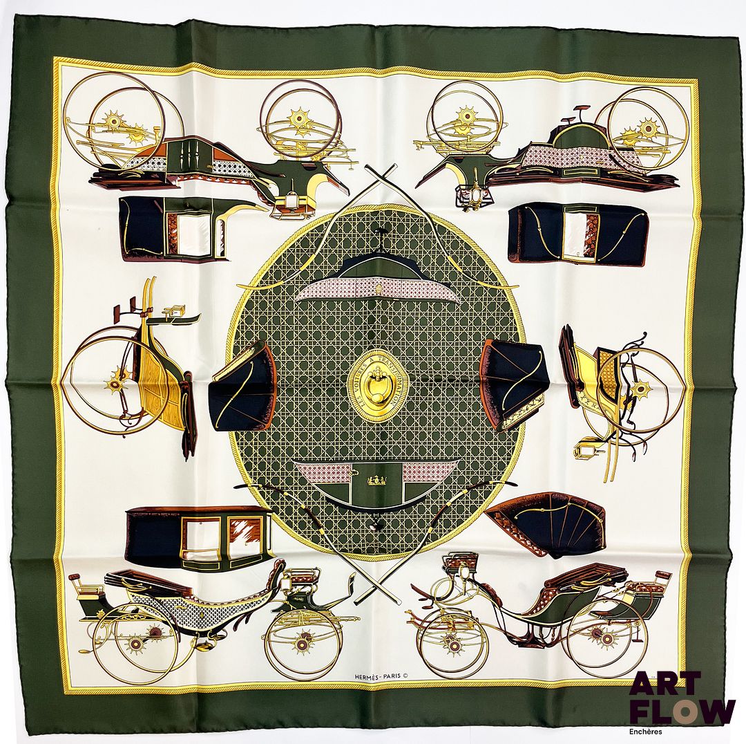 HERMÈS Modèle Les voitures à transformation d'après un dessin de Francoise De la Perrière Carré en twill de soie à bordure verte 90 x 90 cm Très bon état général malgré d'infimes taches Dans sa boîte d'origine Bibliographie : Genevieve Fontan, Carrés d'art, Dictionnaire illustré des carrés Hermès valeur, 2025