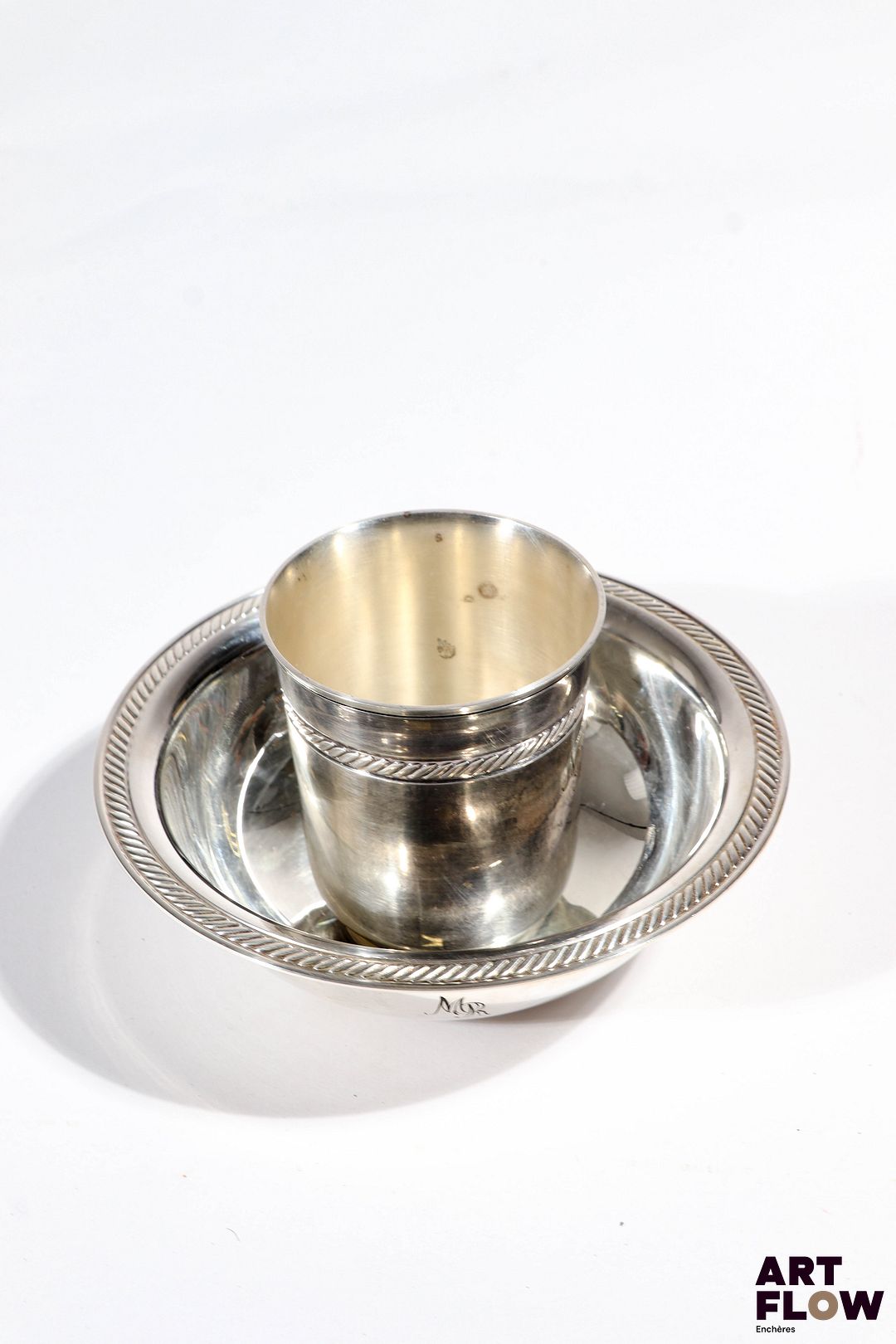 CHRISTOFLE Ensemble comprenant une coupelle et un bol en métal argenté Chiffrés H.7,5 cm (timbale) et H.4 cm x D.14 cm (bol) Petites rayures d'usage