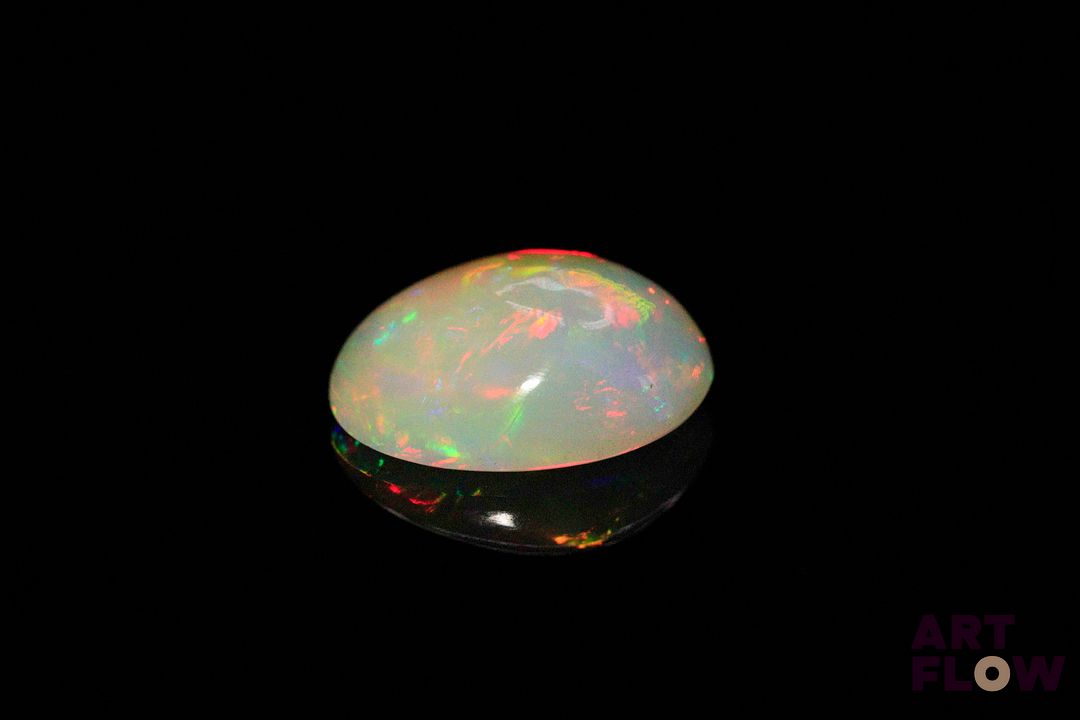 Opale blanche cabochon ovale. Beaux éclats de couleur. 3.88 cts. 14.0mm x 10.0mm