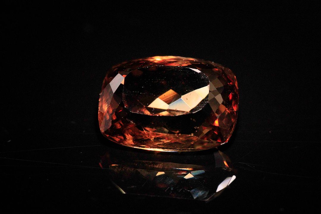 Topaze impériale coussin. Très belle couleur, VVS. 21.34 cts. 18.2mm x 13.2mm