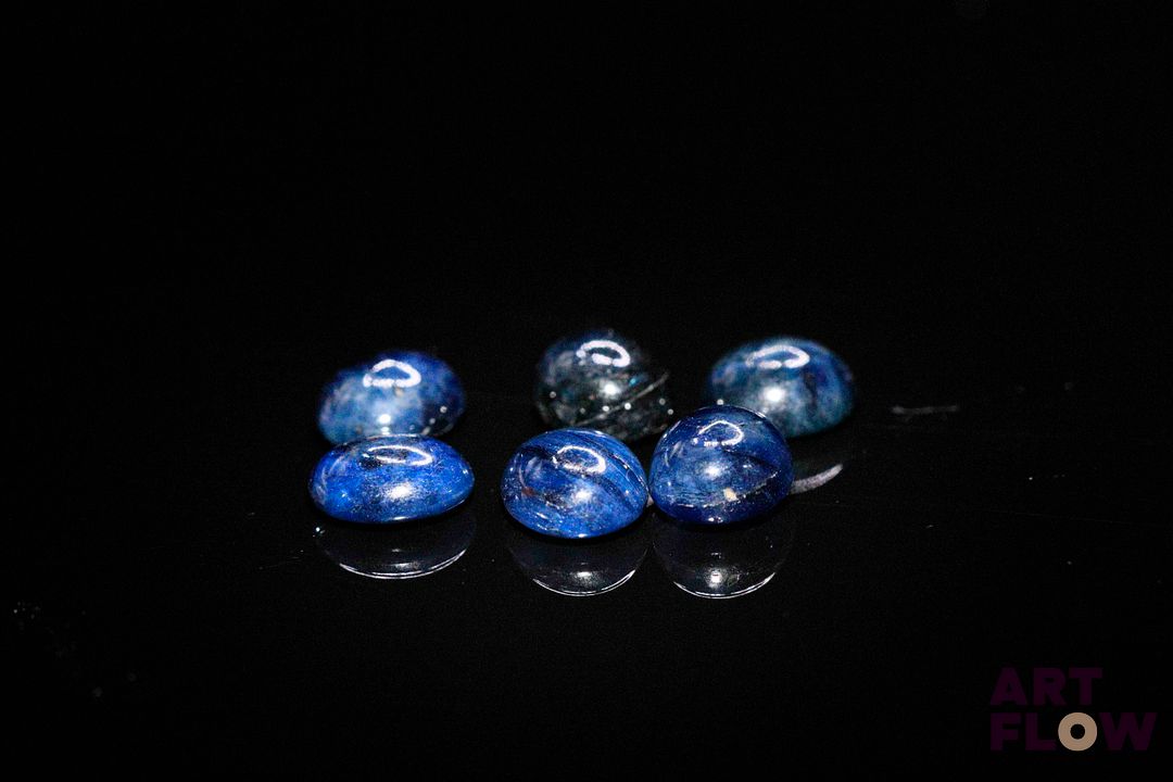 Six saphirs cabochons ovales. 10.20 cts. Dims. moy.: 7.0mm x 6.0mm