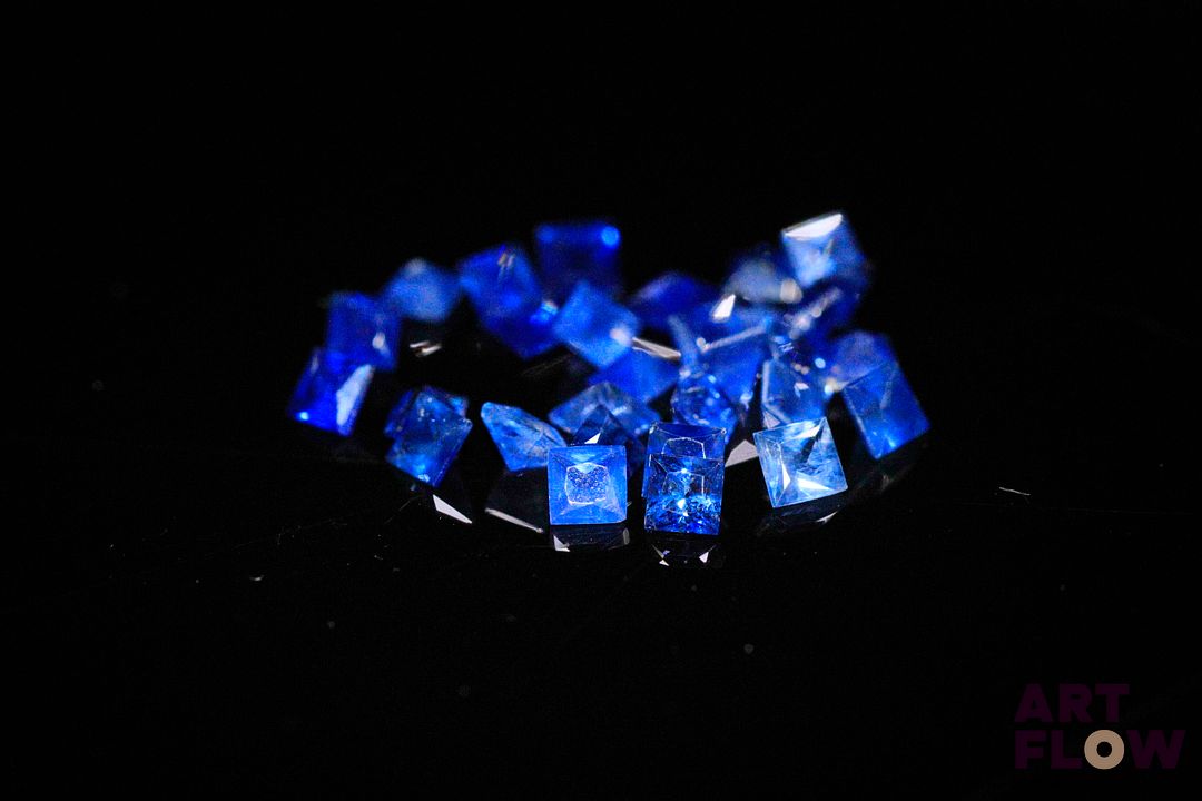 Trente saphirs carrés à pans vifs. 3.35 cts. Dims. moy.: 2.5mm x 2.5mm