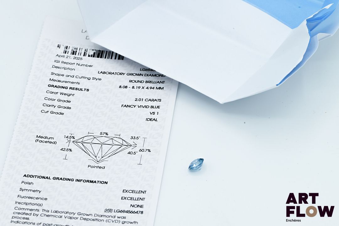 Diamant de synthèse taille ronde de 2,01 carats. Accompagné d'un certificat de laboratoire de l'IGI (international gemological Institute) précisant : Dimensions : 8.08 - 8.19 x 4.94 mm Couleur : Fancy Vivid Blue Pureté : VS 1 Qualité de la taille du diamant : Ideal Fluorescence : aucune