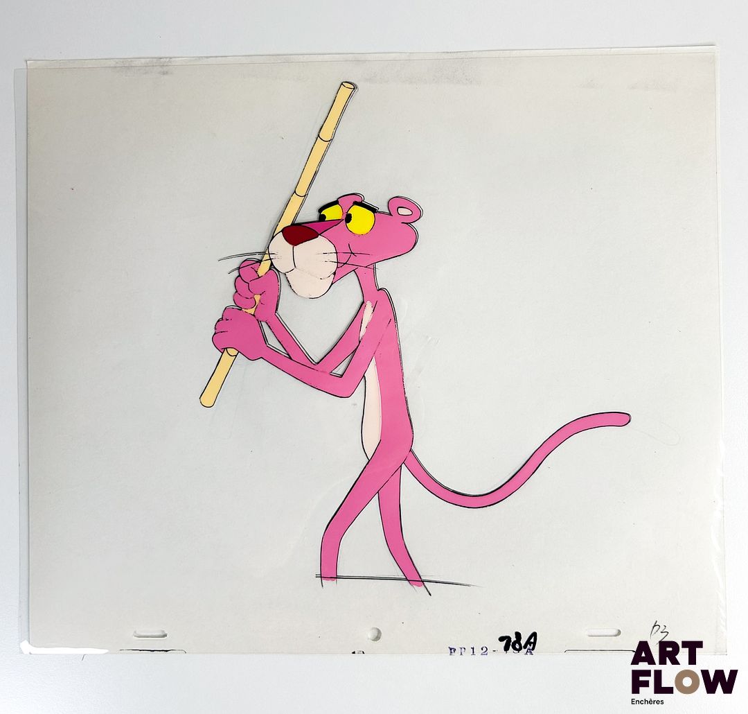 La Panthère Rose (The Pink Panther), d'après Friz Freleng Cellulo à l’encre et à la gouache représentant la Panthère Rose tenant un bambou Animé américain d'après la série créée par Friz Freleng et David DePatie "La Panthère Rose est le personnage principal de son univers animé. C’est une panthère anthropomorphe, élégante et malicieuse, connue pour son calme, son humour subtil et ses situations comiques souvent muettes. Elle se distingue par sa capacité à se sortir habilement de situations absurdes tout en conservant son style raffiné et son charme unique." Dimensions : 27 x 31,5 cm