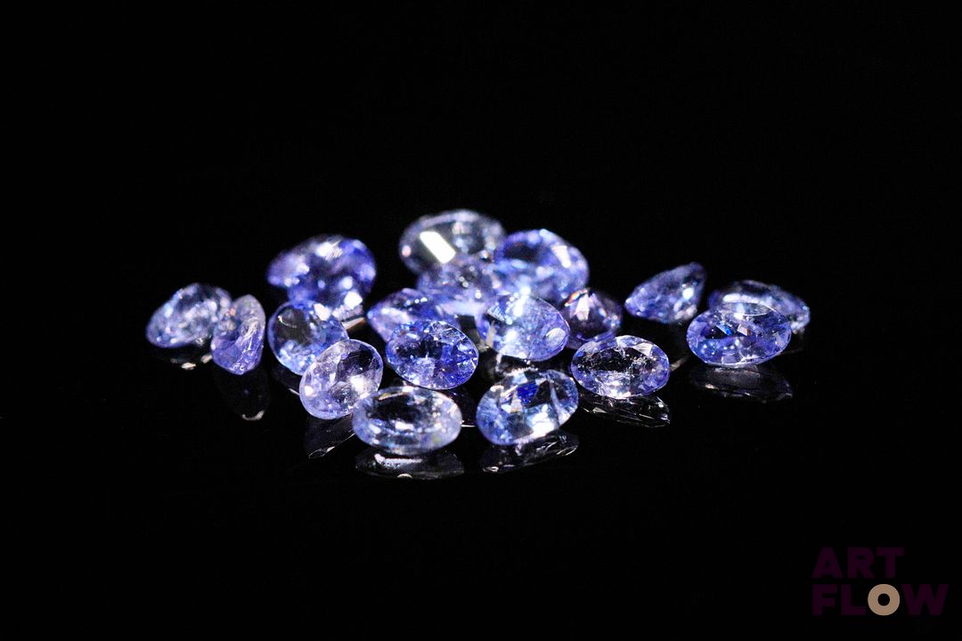 Dix-neuf tanzanites ovales. Non chauffée. 4.09 cts. Dims. moy.: 5.0mm x 2.5mm