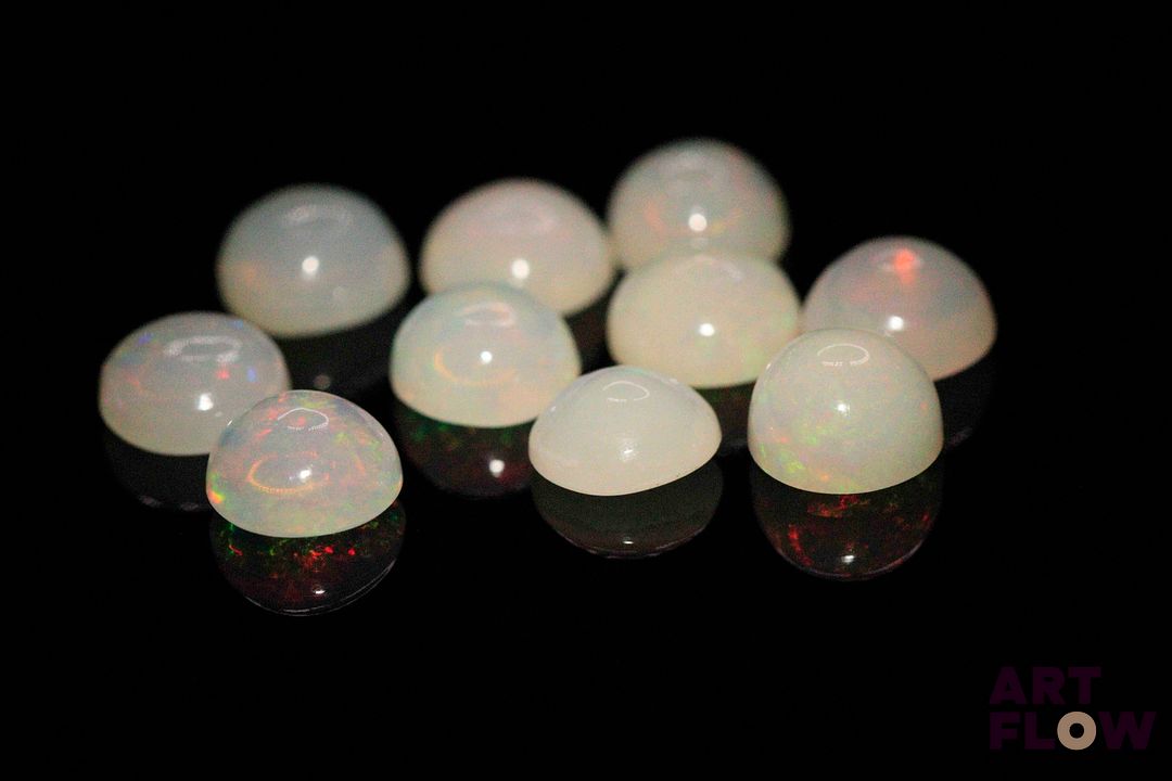 Dix opales cabochons ronds. 8.56 cts. Diam. moy.: 7.0mm