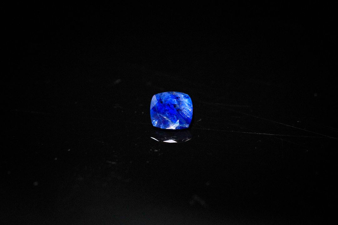 Saphir coussin. Probablement Australie, jolie couleur. 0.50 ct. 4.5mm x 4.5mm
