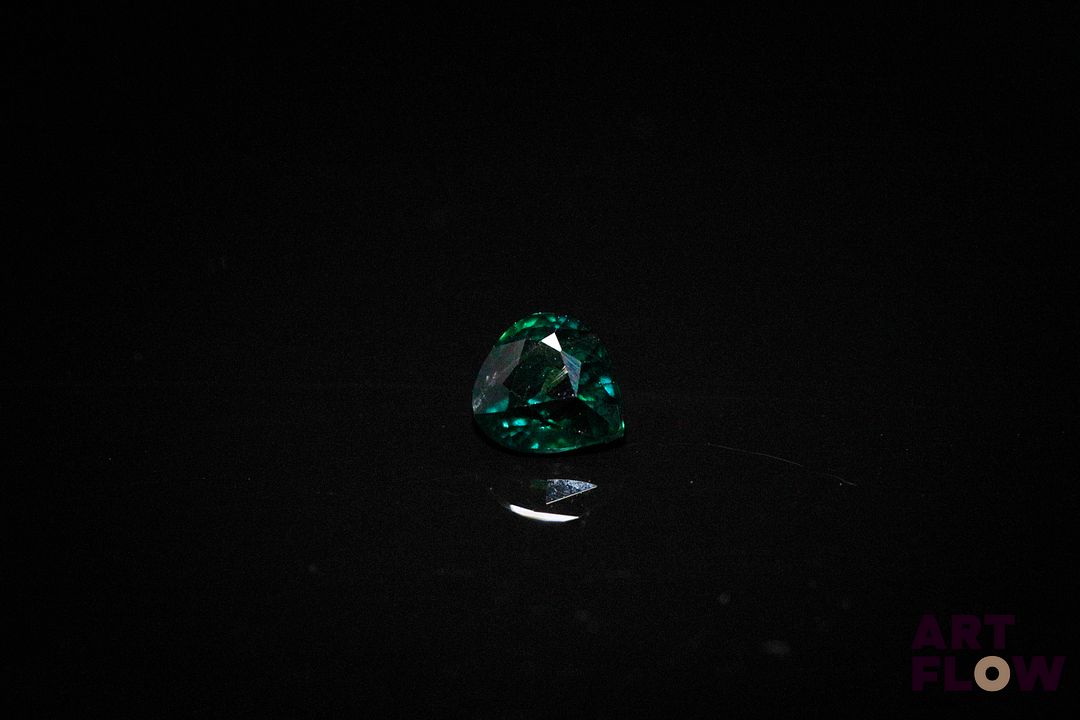 Saphir vert poire. Probablement Australie, non chauffé. 0.83 ct. 5.7mm x 5.3mm