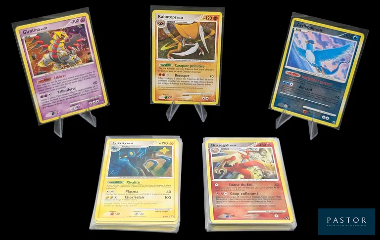 Ensemble de 33 cartes Pokémon  du bloc de séries Diamant&Perle (DP).
 Contient 18 Reverses et 15 Holographiques.
Cartes en état global Très bon, en français.