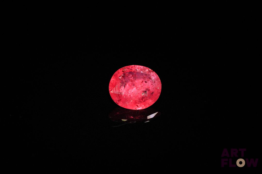 Rubis ovale. Inclusions, givres. 1.42 ct. 8.2mm x 7.0mm
