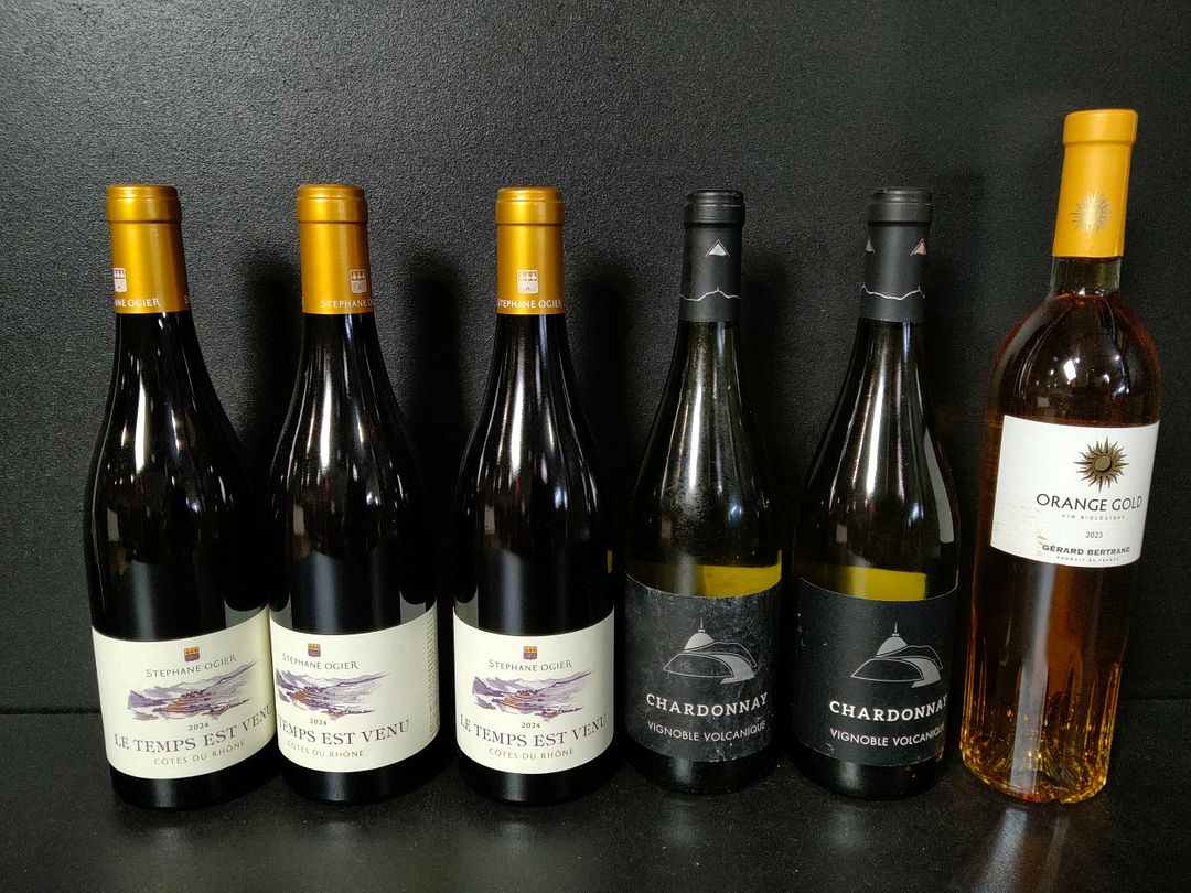 Lot de 12 bouteilles de vin blanc dont : La vieille Ferme 2024, Le Temps est Venu 2024, Orange Gold 2023…