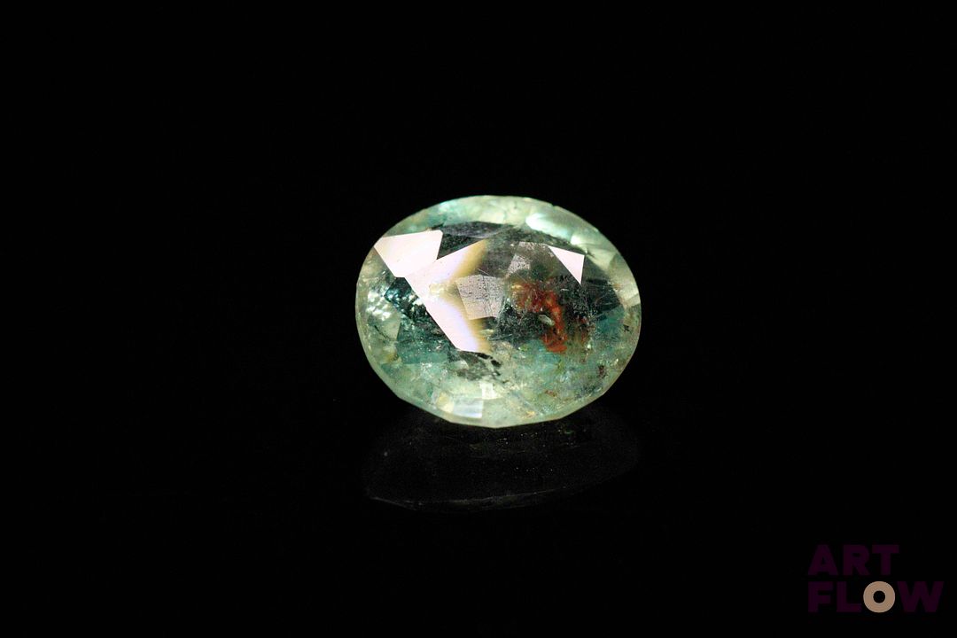 Aigue-marine ovale. Inclusions. 4.31 cts. 11.7mm x 11.0mm