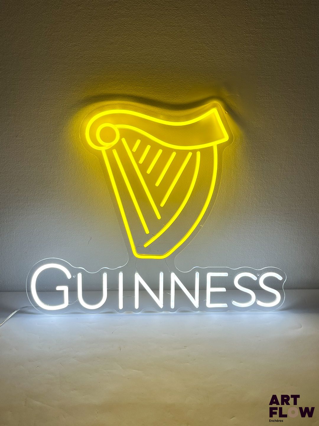 Enseigne lumineuse plexiglas publicitaire Guinness. Dimensions : 47 x 60 cm Fonctionnelle - État général excellent. Fourni avec son alimentation murale.