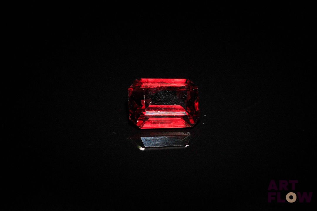 Grenat rectangulaire à pans coupés. Très belle couleur. 0.81 ct. 6.0mm x 5.0mm
