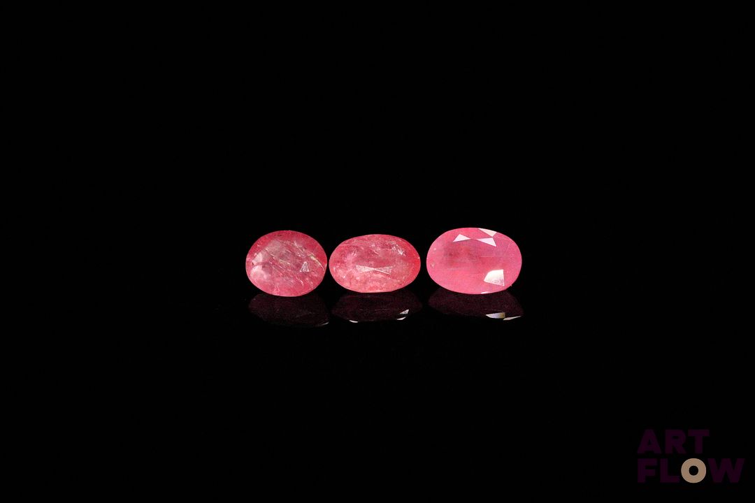 Trois saphirs roses ovales. 2.42 cts. Dims. moy.: 7.0mm x 5.0mm