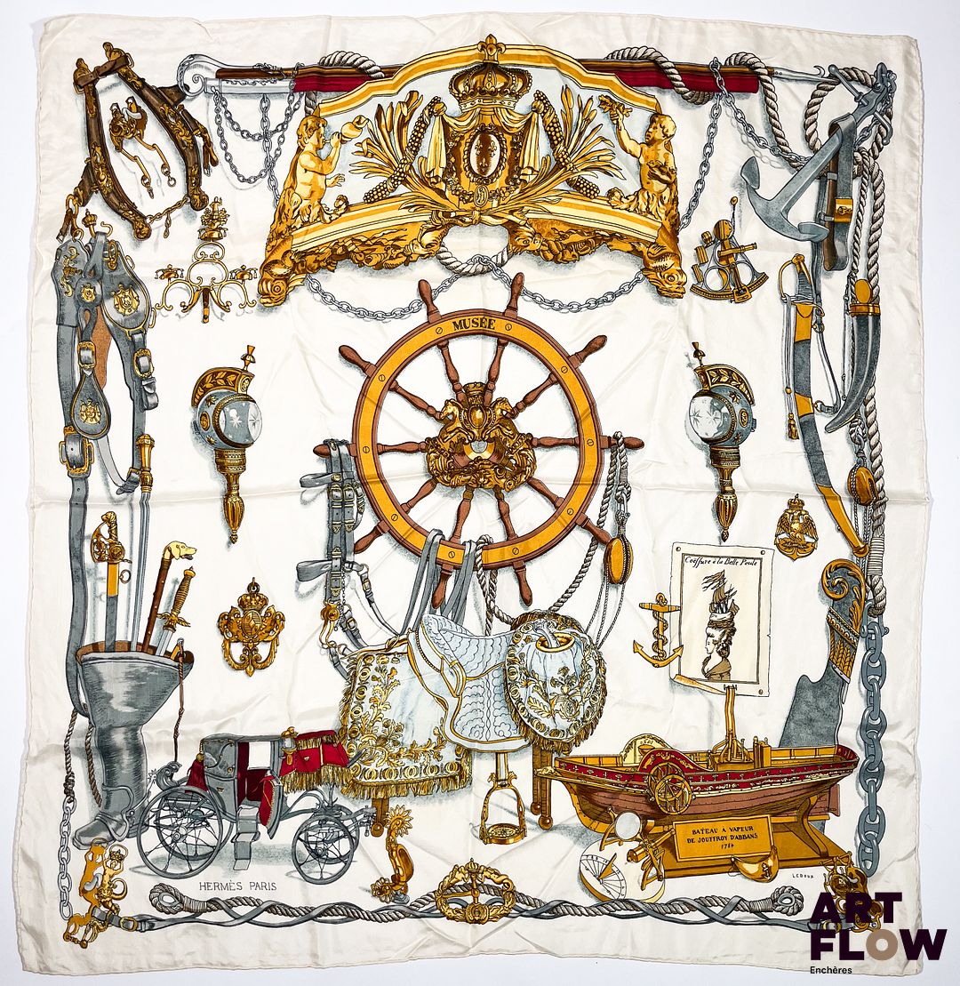HERMÈS Modèle "Musée" Carré en twill de soie dans les tons ivoire, dessiné par Philippe LEDOUX 90 x 90 cm Bon état général malgré quelques défauts (tâches, froissé)