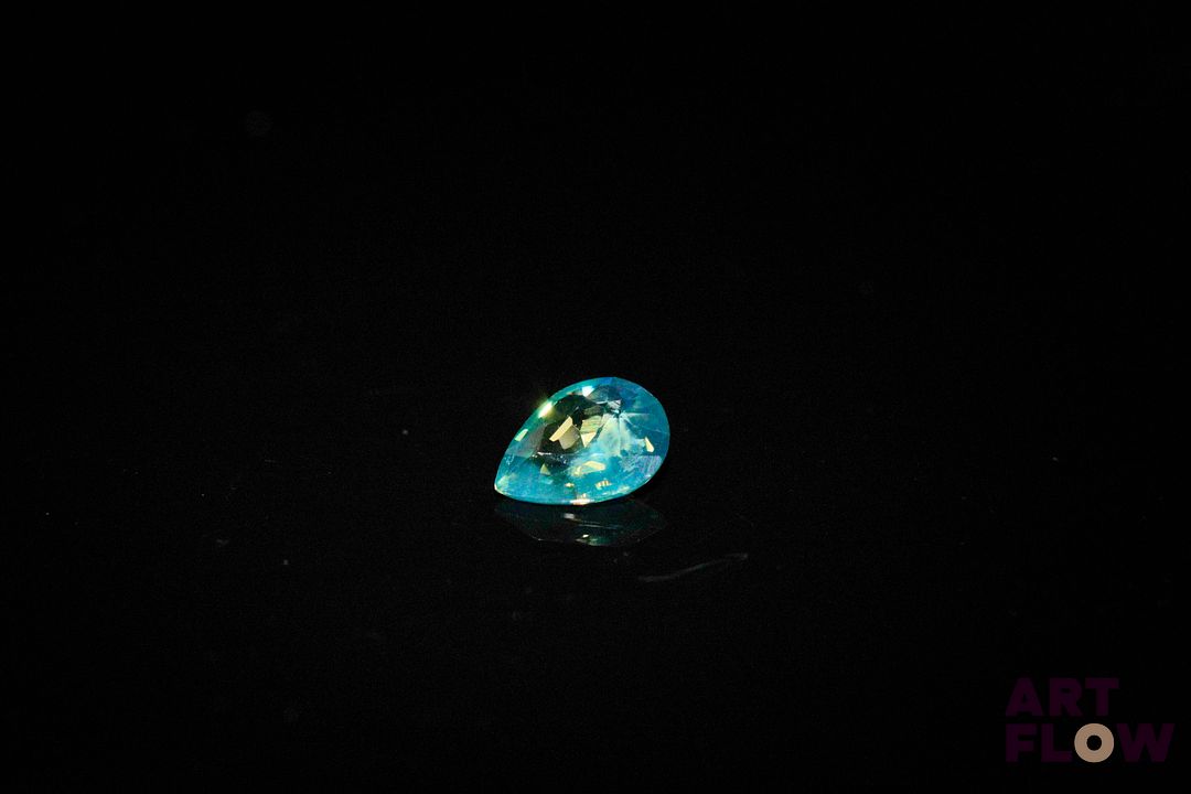 Saphir bicolore bleu et jaune poire. VS. 0.50 ct. 4.0mm x 6.0mm