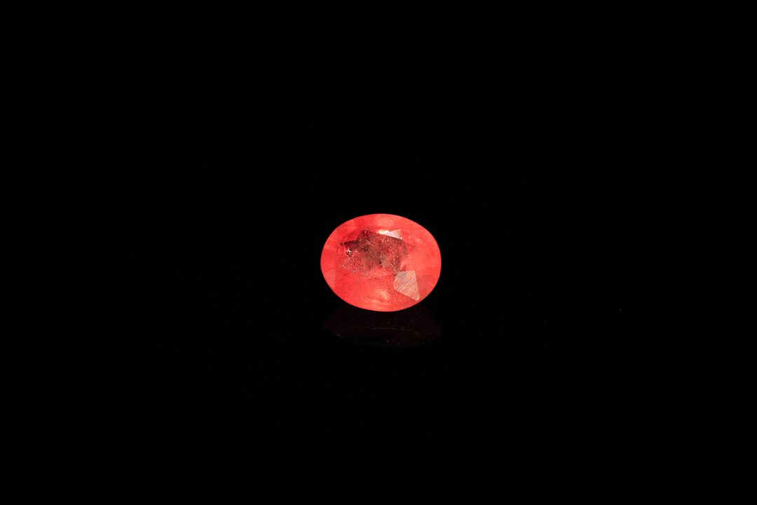 Saphir orange ovale. Très belle couleur, inclusions. 1.16 ct. 6.8mm x 5.7mm