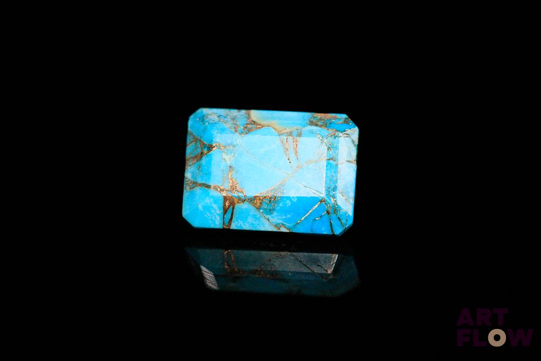 Turquoise «copper» rectangulaire à pans coupés. Traitée. 7.12 cts. 14.0mm x 10.0mm