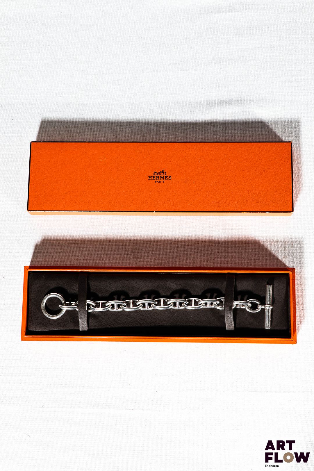 HERMÈS Modèle chaîne d'encre Bracelet en argent L. 20,5 cm Poids : 73,03 g Dans sa boîte d'origine Très bon état général malgré quelques très légers défauts (petites usures d'usage)