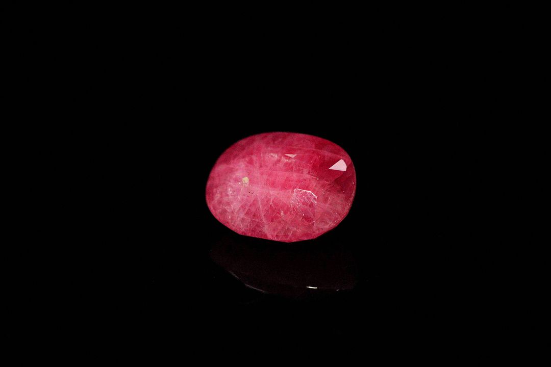 Rubis ovale. Probablement Tanzanie. 4.39 cts. 10.5mm x 8.3mm