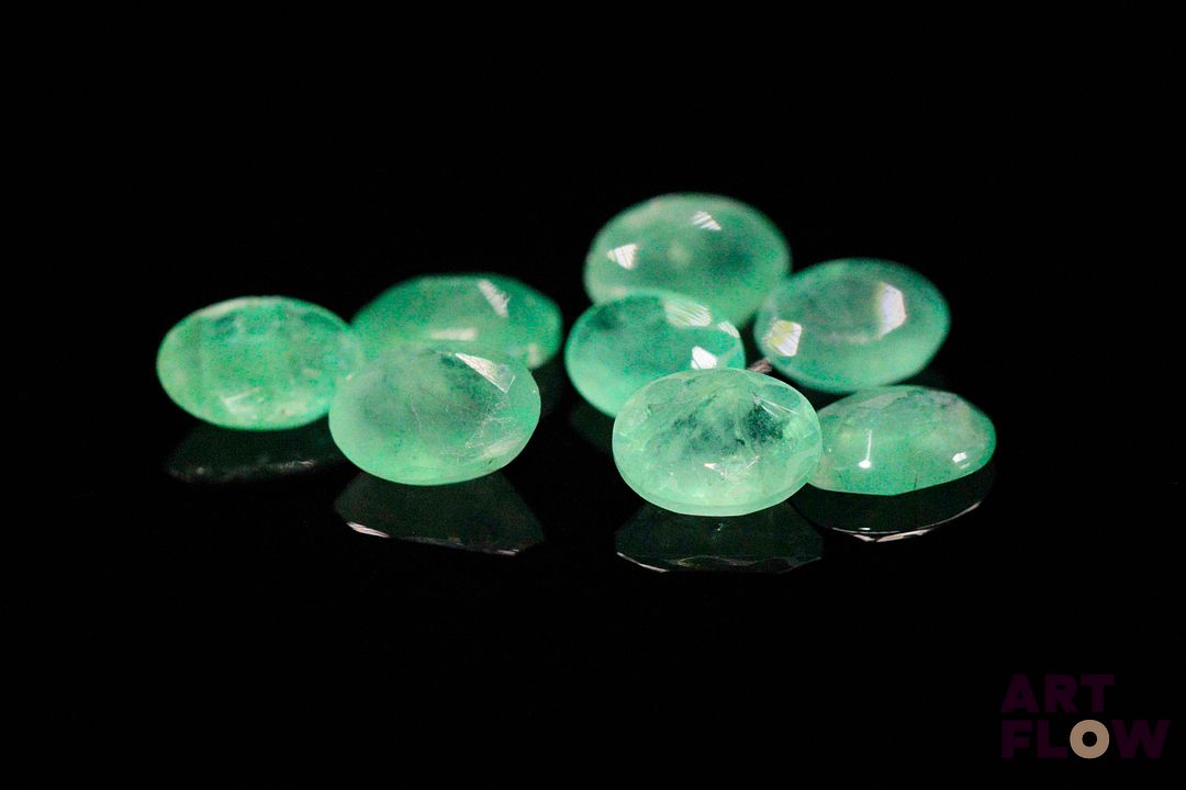 Huit émeraudes ovales. Probablement Brésil, non chauffée. 5.53 cts. Dims. moy.: 7.0mm x 5.0mm