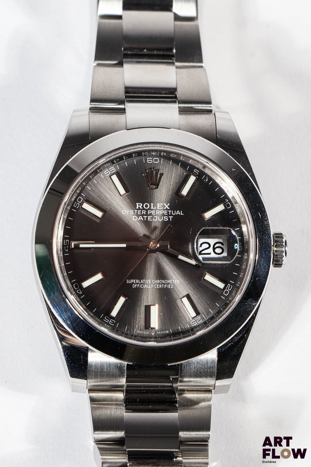 ROLEX Montre bracelet homme en acier, modèle Oyster Perpetual 41, à mouvement mécanique à remontage automatique, le boîtier de forme ronde à cadran à fond soleillé gris, index bâtons luminescents, lunette lisse, verre saphir, guichet date à 3h, seconde centrale, le bracelet Oyster poli-brossé. Diamètre 41mm Longueur du bracelet : 14,5 cm env. Référence 126300 La Rolex Oyster Perpetual a été introduite pour la première fois en 1926 et a marqué une avancée majeure dans l’horlogerie. Elle fut l’une des premières montres étanches dotées d’un mouvement automatique au monde. Très bon état Fourni avec son set complet comprenant boîte, sur boîte, garantie, tags d'origine, manuel d'utilisation et maillons supplémentaires Garantie datée du 03/11/21 et donc encore valable jusqu'au 03/11/26 Fonctionnelle au moment de la rédaction du catalogue, révisée récemment, mécanisme non garanti. Expert : AFB Expertises horlogerie