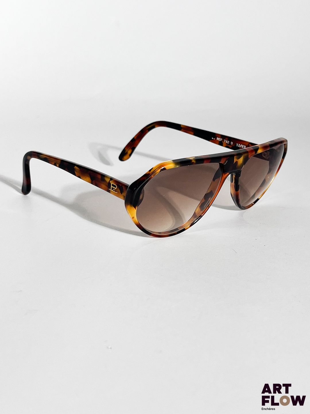 VUARNET Paire de lunettes de soleil en résine écaille de tortue. Dimensions : H. 5 x L. 13 cm