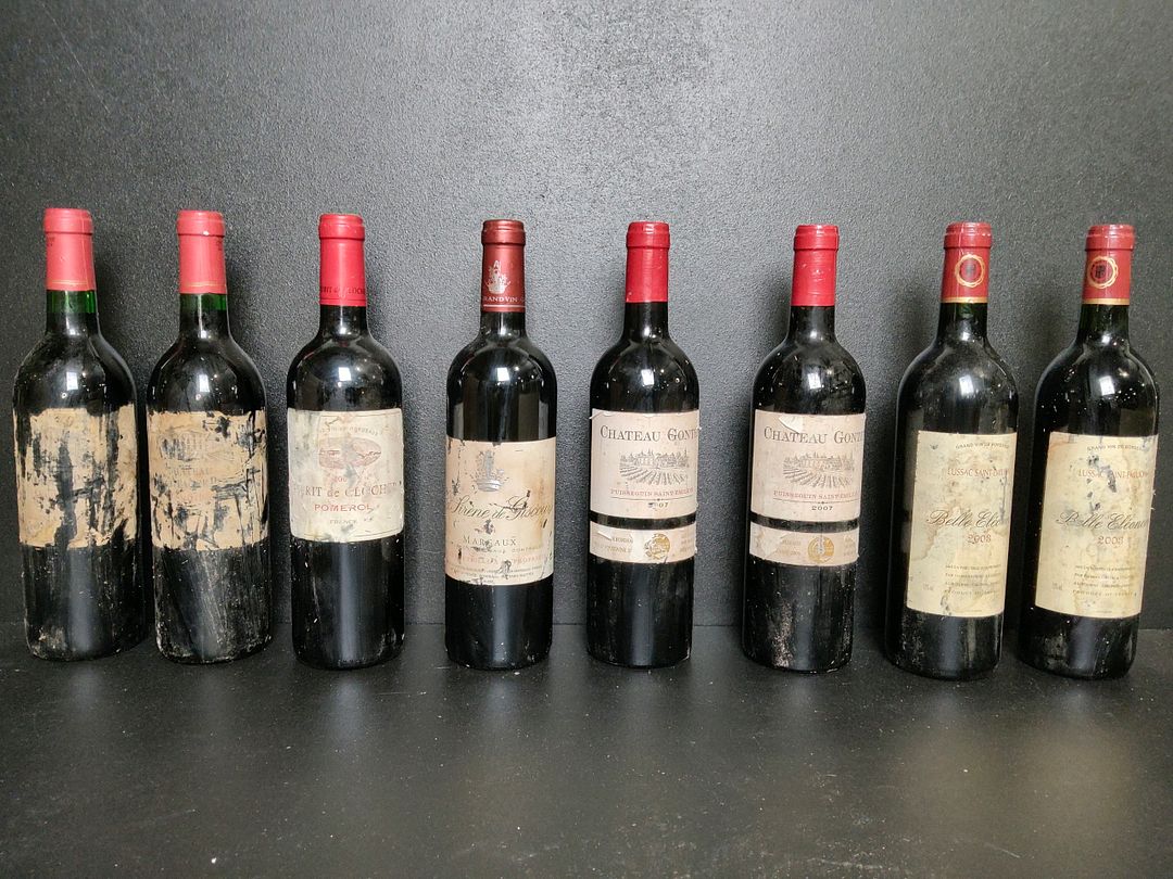 Lot de 8 bouteilles : – Château de Papineau 2002 x2 – Château Gontet 2007 x2, La sirène de Giscours 2004 x1 – Belle Eleonore 2003 x2 – Esprit de Clocher 2007 x1