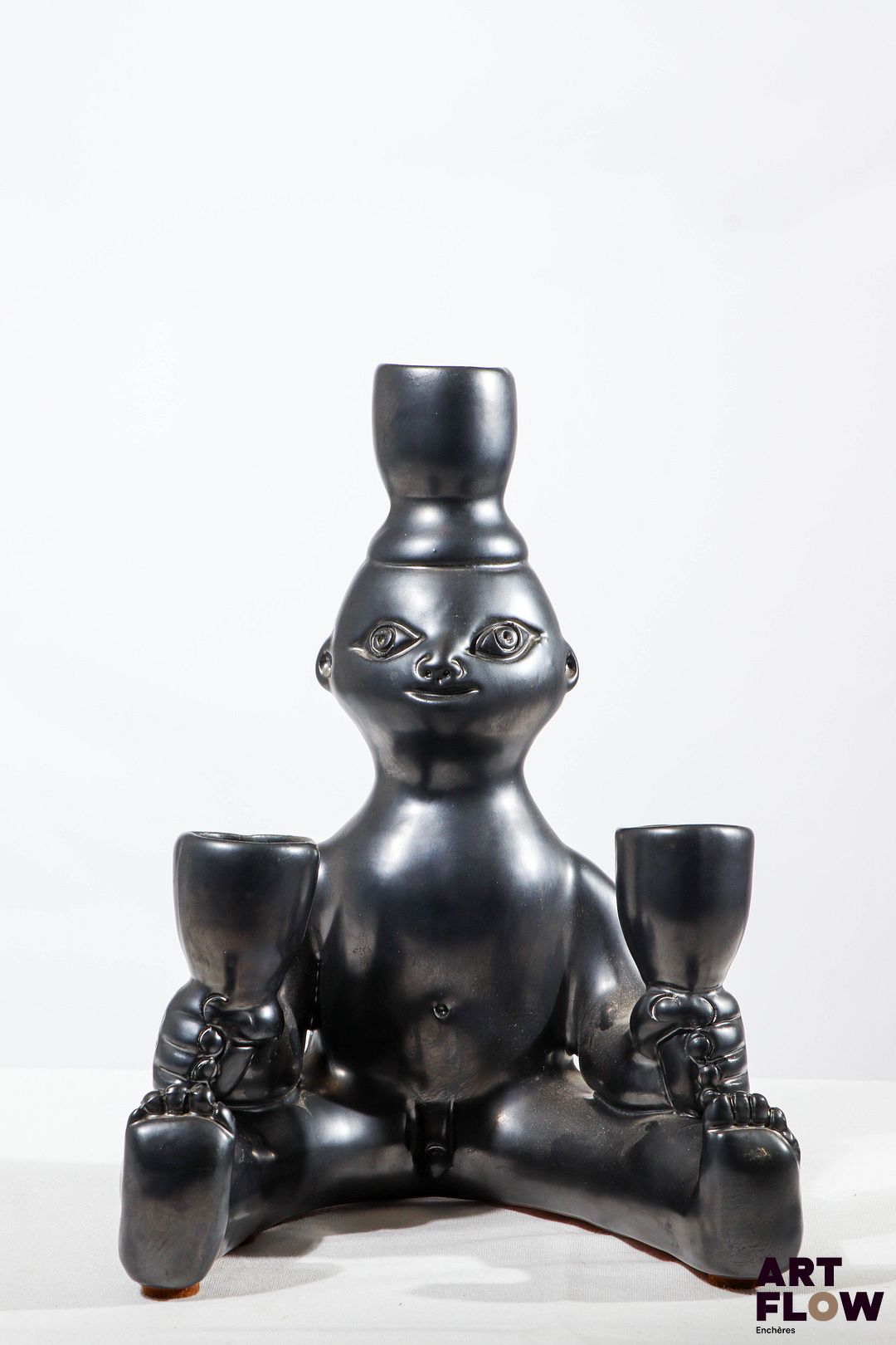 JEAN MARAIS Bougeoir à trois feux de forme anthropomorphe en terre cuite à glaçure noire. Signé sous la base. H. 28,5 cm Très bon état général.