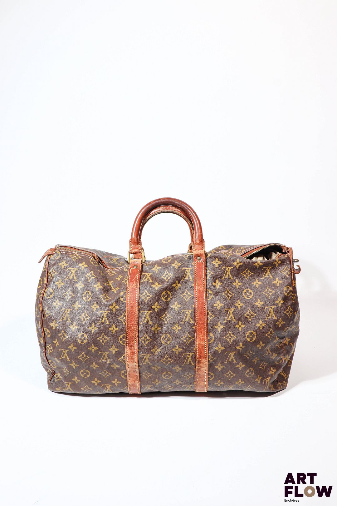 LOUIS VUITTON Modèle Keepall Sac de voyage vintage en toile enduite monogrammée et cuir. H. 31 x L. 50 cm environ Usures, fils tirés, taches