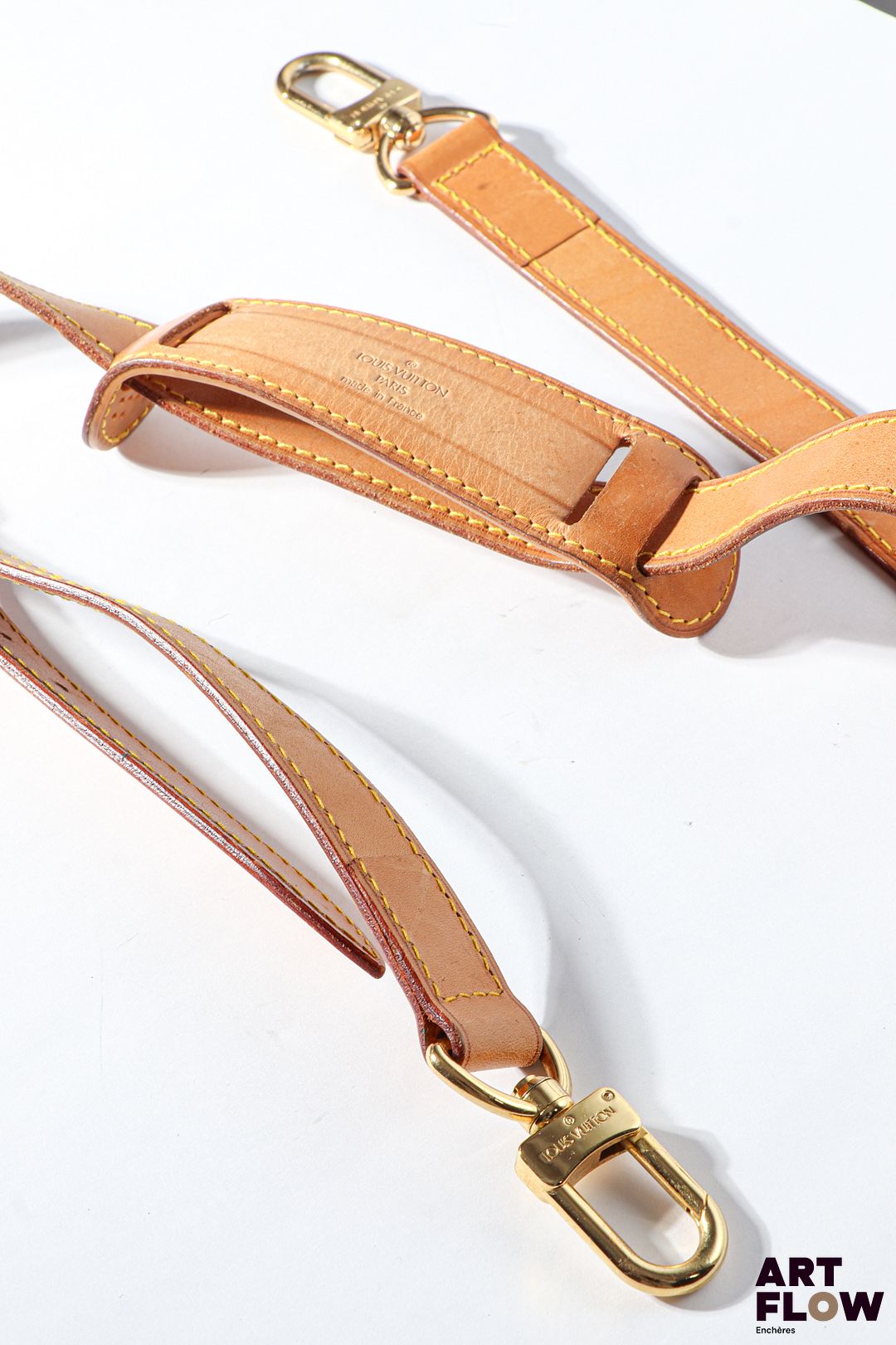 LOUIS VUITTON Lanière de sac en cuir, bijouterie en métal doré Longueur : 99 cm On y joint une étiquette de voyage en cuir
