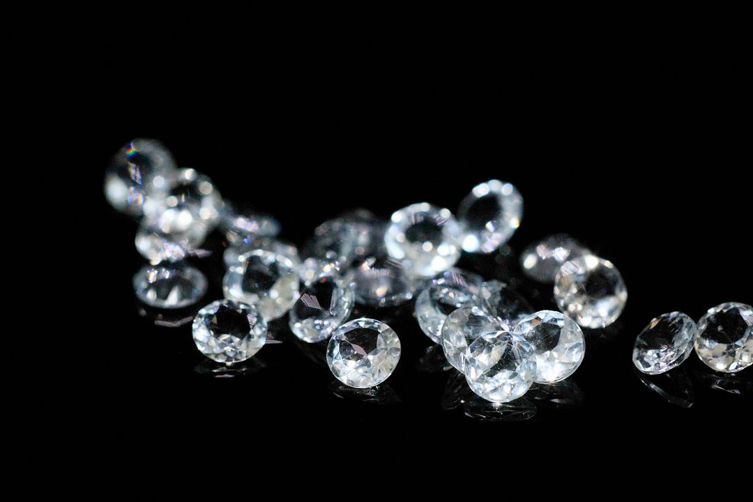 Vingt-cinq aigue-marines rondes. 4.58 cts. Diam. moy.: 3.9mm