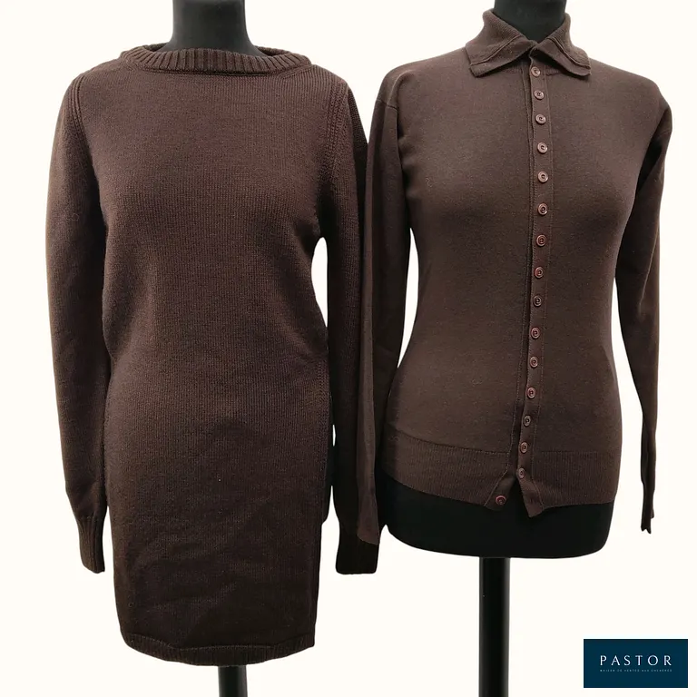 LEMAIRE. Lot composé d'un pull col rond à finitions côtelées et à fentes latérales, 100% laine aubergine, T.XXS, et d'un cardigan à boutonner, col légèrement montant, T.XS. NEUFS avec étiquettes - TVA Récupérable