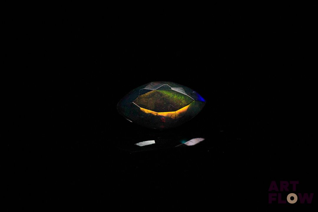 Opale facettée noire marquise. Jolie éclats de couleur. 1.18 ct. 11.7mm x 6.8mm
