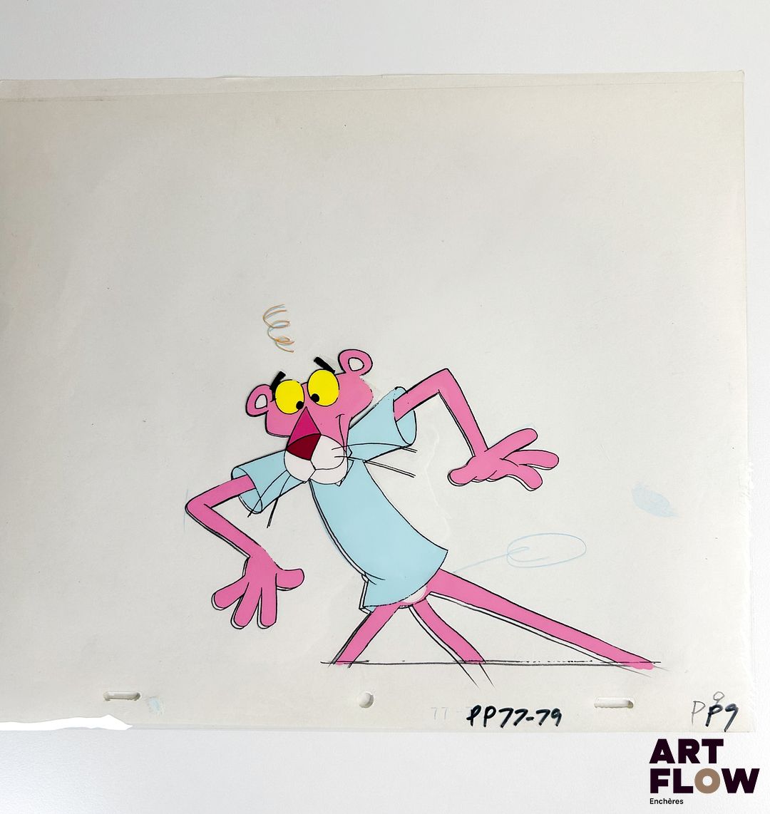 La Panthère Rose (The Pink Panther) d'après Friz Freleng Cellulo à l’encre et à la gouache représentant la Panthère Rose effrayée Animé américain d'après la série créée par Friz Freleng et David DePatie "La Panthère Rose est le personnage principal de son univers animé. C’est une panthère anthropomorphe, élégante et malicieuse, connue pour son calme, son humour subtil et ses situations comiques souvent muettes. Elle se distingue par sa capacité à se sortir habilement de situations absurdes tout en conservant son style raffiné et son charme unique." Dimensions : 27 x 31,5 cm