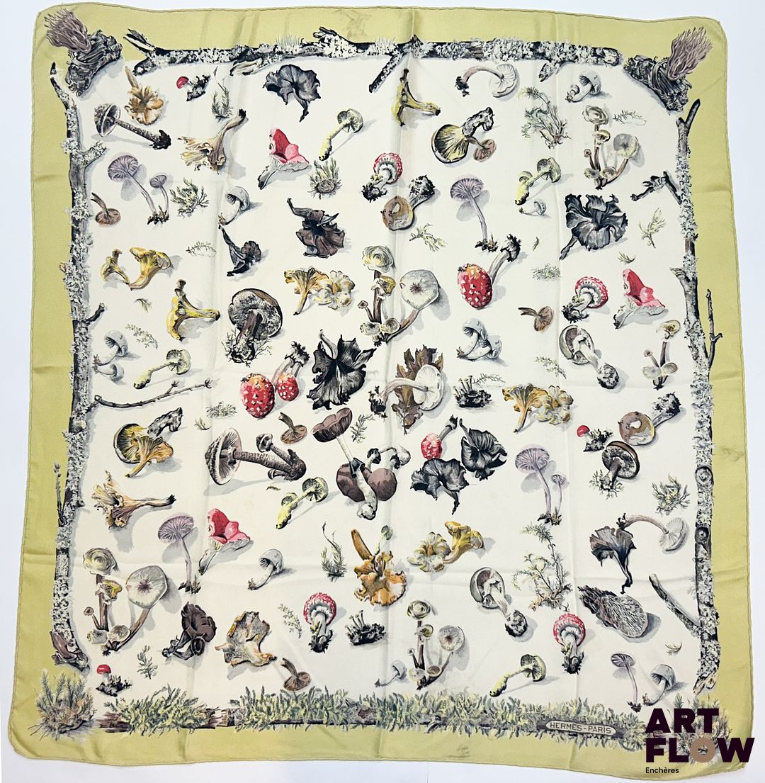 HERMÈS Modèle "Champignons II" Carré en twill de soie d'après A.GAVARNI & F.de LA PERRIERE 90 x 90 cm Usures conformes à l'âge de la pièce
