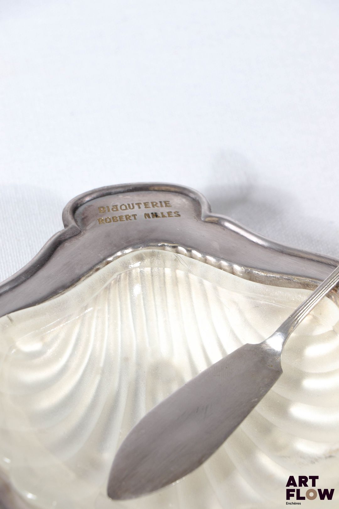 Bijouterie Robert Nilles Beurrier et son couteau en métal argenté et verre formant une coquille. Bon état général malgré quelques légers défauts