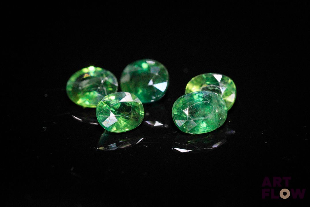 Cinq saphirs verts ovales. 6.10 cts. Dims. moy.: 6.75mm x 5.25mm