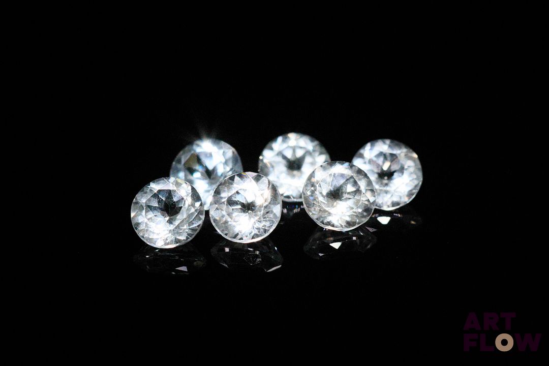 Six topazes incolores rondes. 5.43 cts. Diam. moy.: 6.0mm