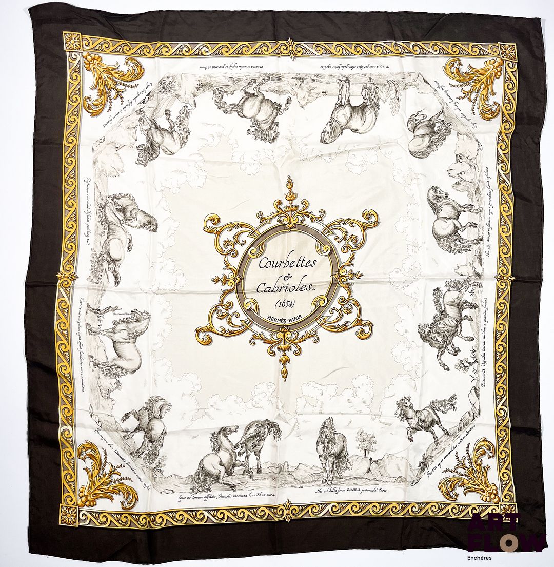 HERMÈS Modèle "Courbettes et Cabrioles" Carré en twill de soie à bordure marron dessiné par Françoise FACONNET 90 x 90 cm Bon état général malgré quelques légers défauts (petites tâches)
