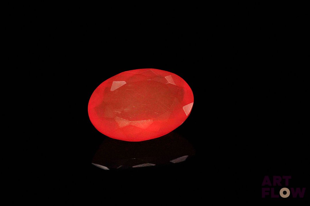 Opale de feu ovale. Très belle couleur. 2.80 cts. 13.7mm x 9.7mm