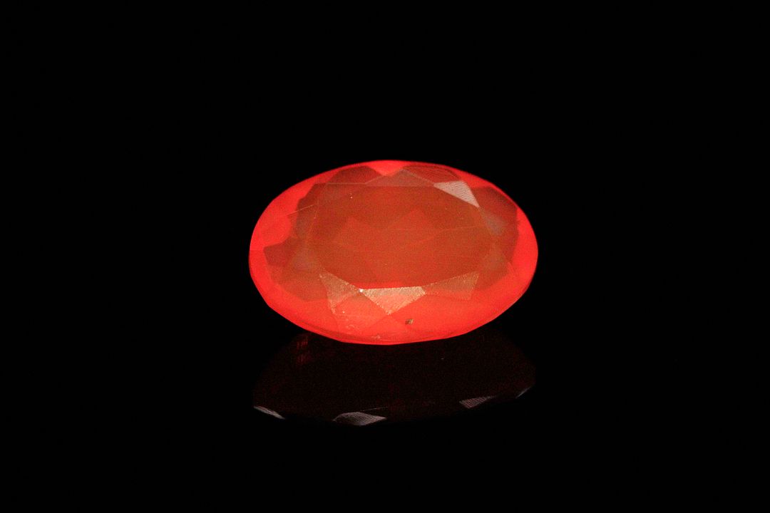 Opale de feu ovale. Très belle couleur. 2.79 cts. 13.5mm x 9.6mm