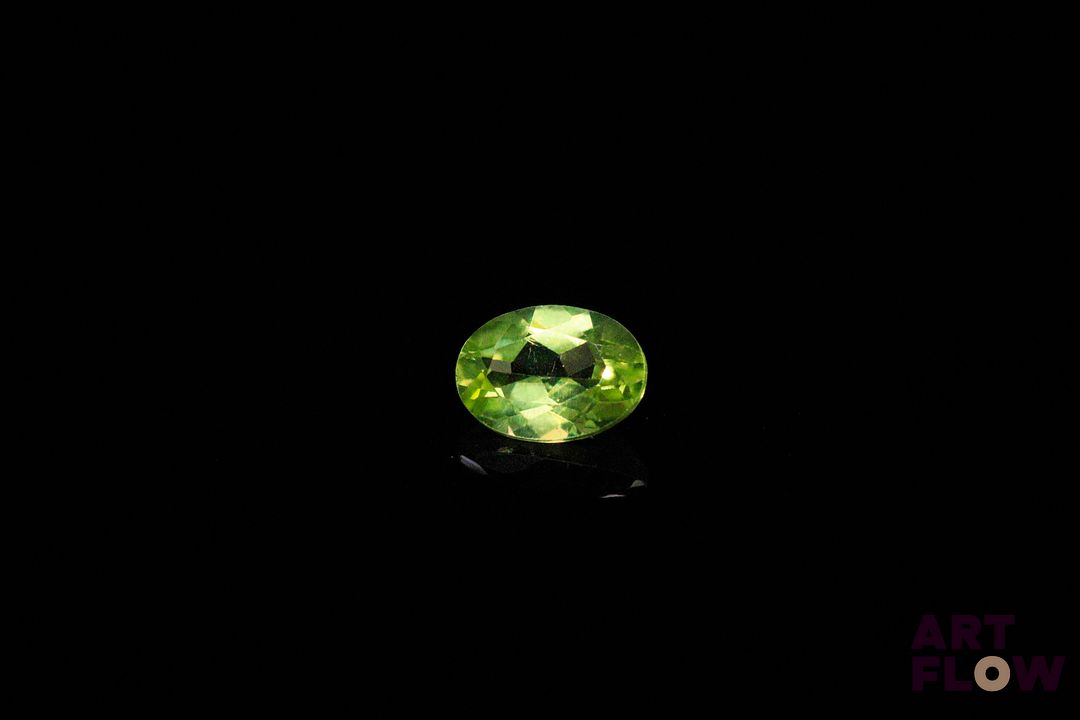 Péridot ovale. VS. 0.88 ct. 7.0mm x 5.0mm