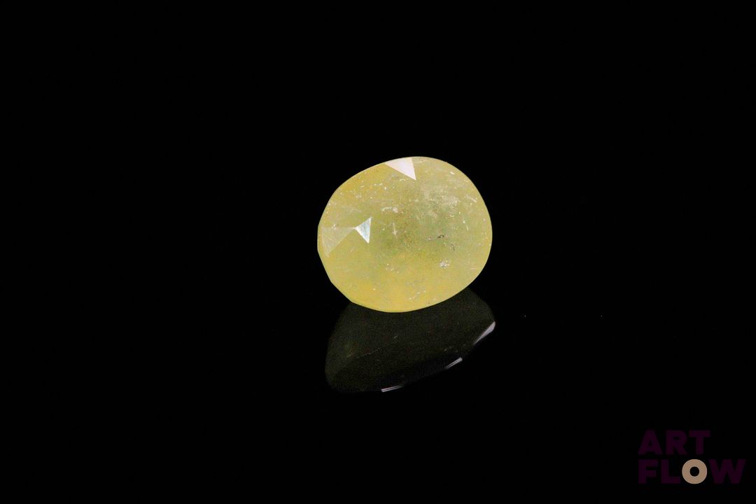 Saphir jaune pâle ovale. Inclusions. Probablement Malawi. 5.24 cts. 10.5mm x 8.5mm
