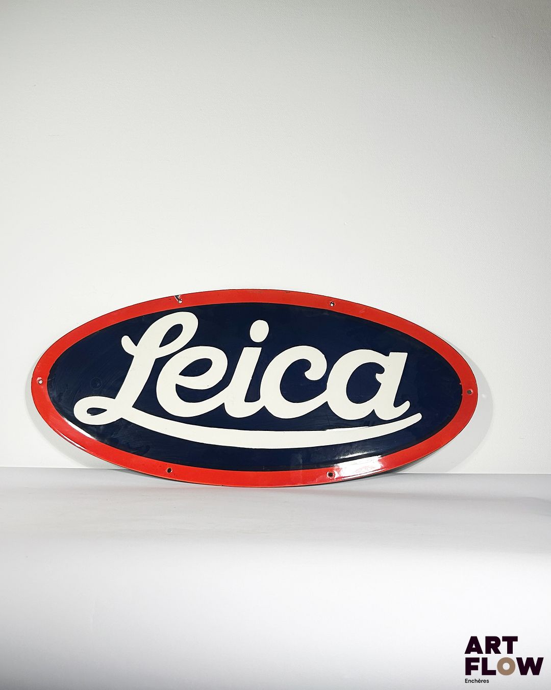 Plaque émaillée ovale Leica Dimensions : 34 x 76 cm Petits éclats et traces de rouille, légèrement tordue Reproduction moderne