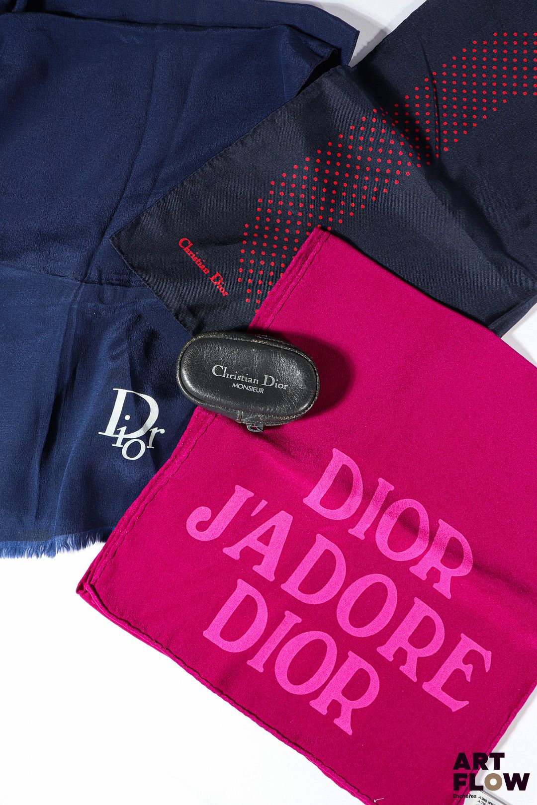 CHRISTIAN DIOR Ensemble de 3 foulards Signés Petites taches On y joint une petite trousse en cuir Christian Dior Monsieur, Usures.