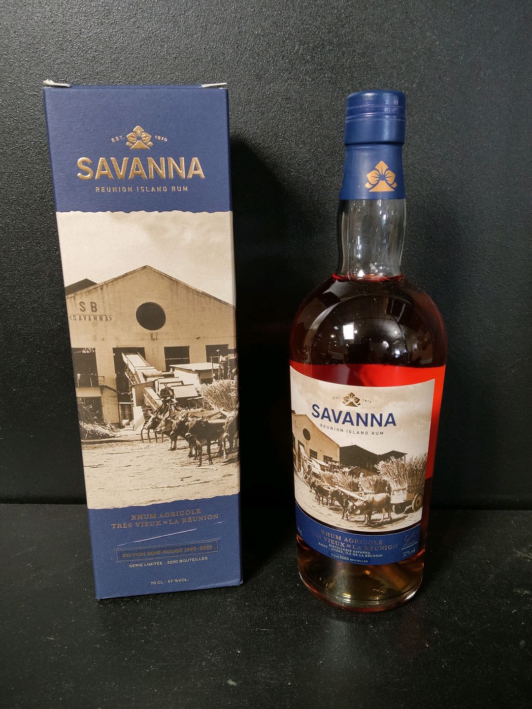 Bouteille de rhum agricole Savanna édition bois-rouge 1992-2022
